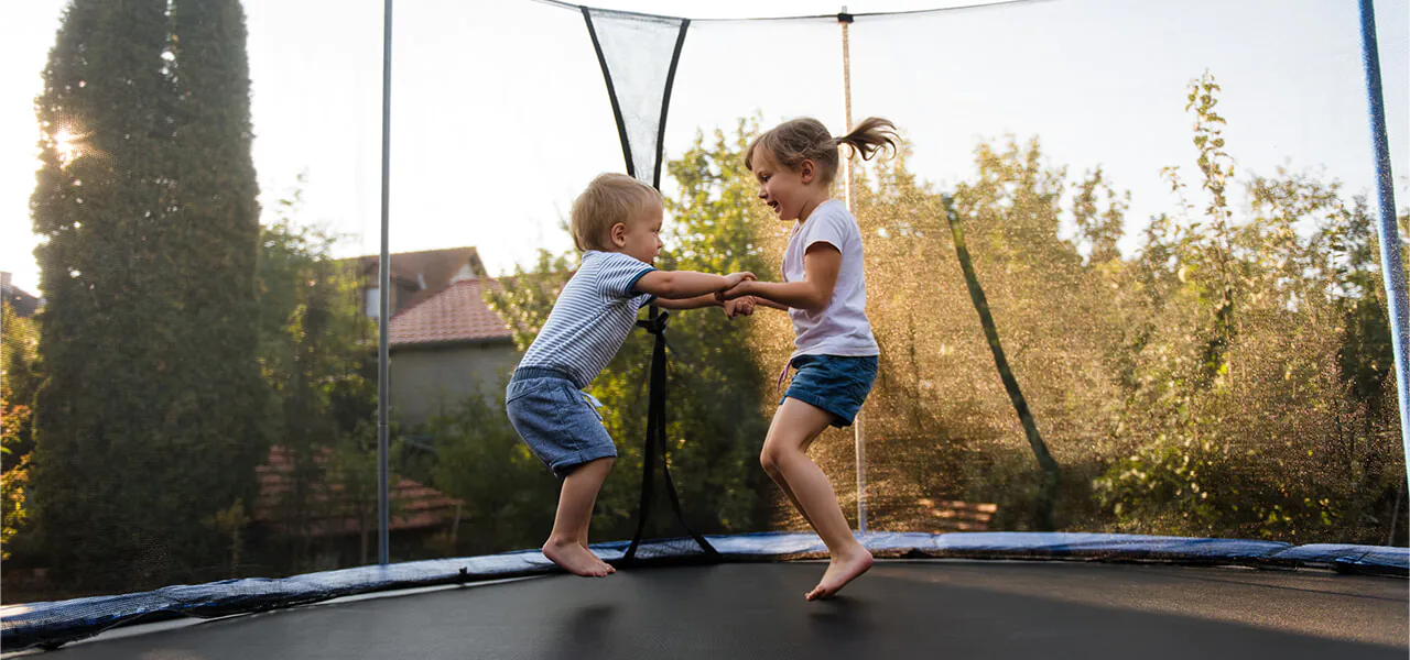Jak vybrat a zabezpečit hrací prostor na zahradě pro vaše děti